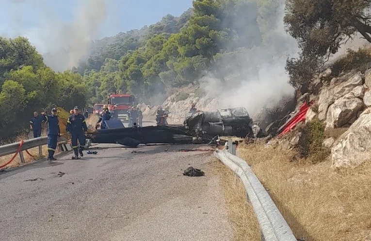 Yunanistan'da yangına müdahale eden iki helikopter havada çarpıştı